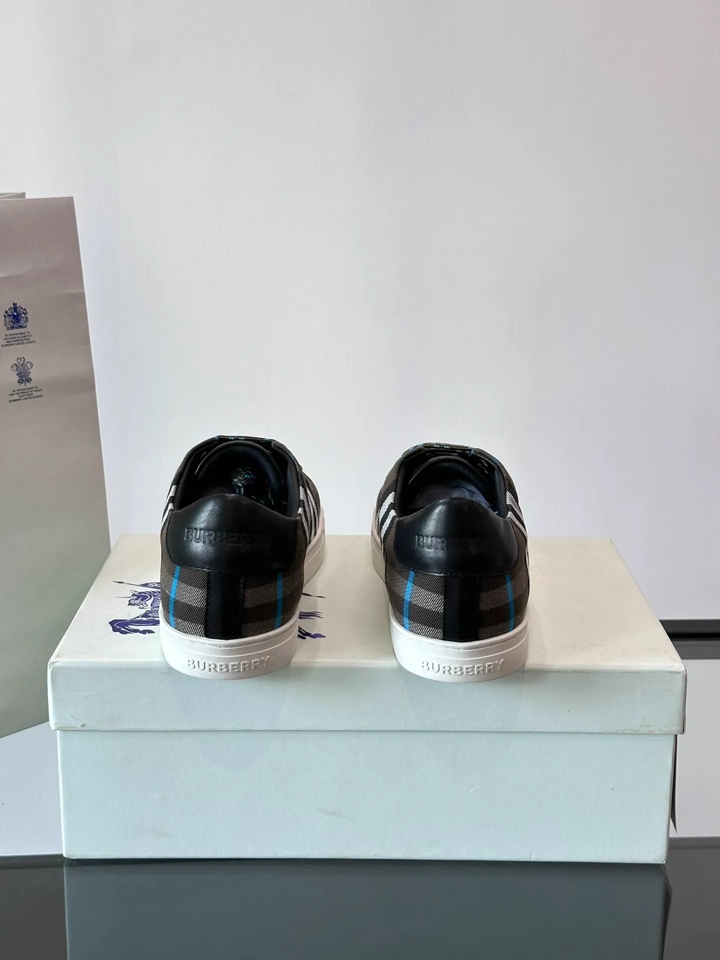 P380▫️B’s men’s classic low-top sneakers are reinterpreted in Vintage plaid cotton and cowhide materials, and decorated with a new brand logo. First-layer sheepskin lining, heel decorated with Burberry letter embossed logo, original outsole Size: 38-44 (45 customized) No. 068